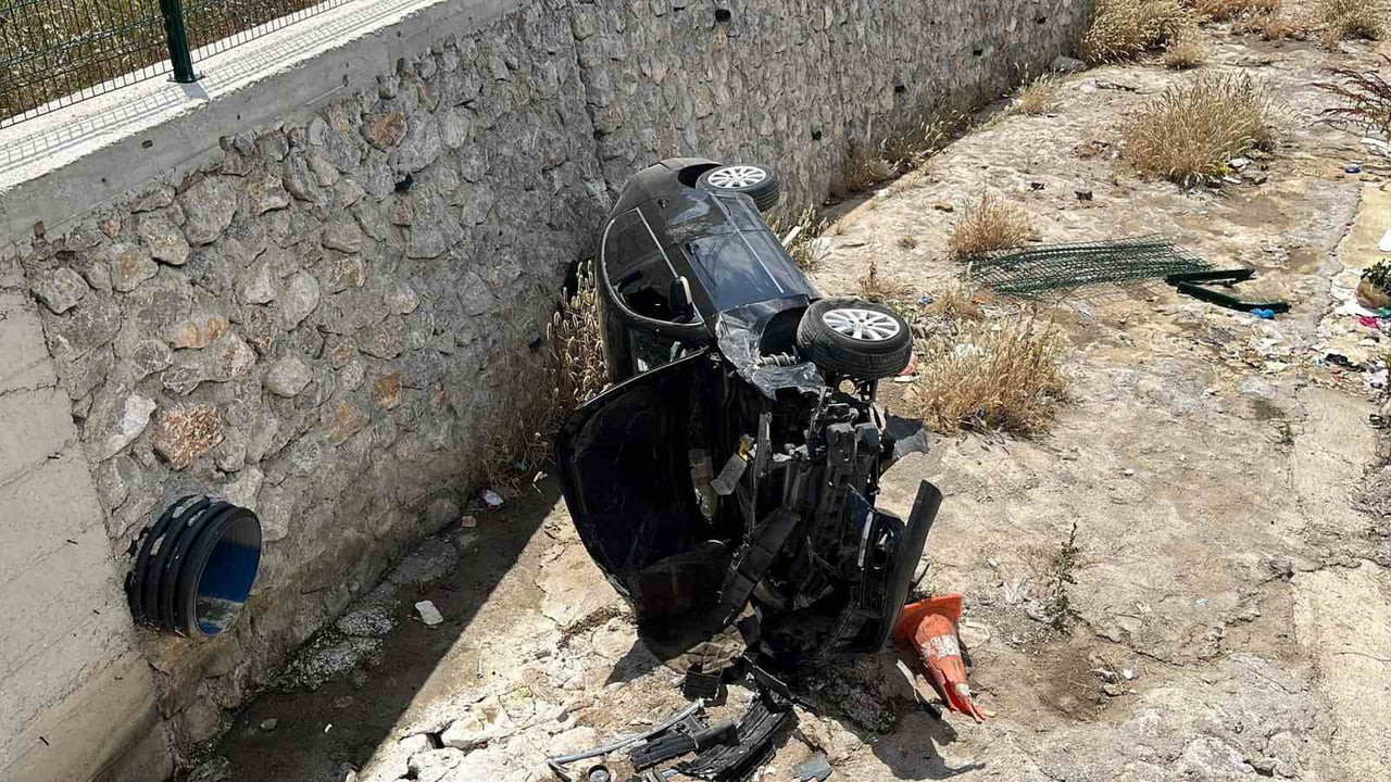 ÇORUM'DA SÜRÜCÜSÜNÜN DİREKSİYON HAKİMİYETİNİ KAYBETTİĞİ OTOMOBİL, YAKLAŞIK 2,5 METRE YÜKSEKTEN...