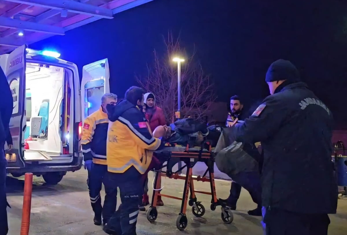 Çorum'da tabancayla kazara kendini vuran kişi yaralandı. Yaralı kişi sağlık ekiplerince Hitit...