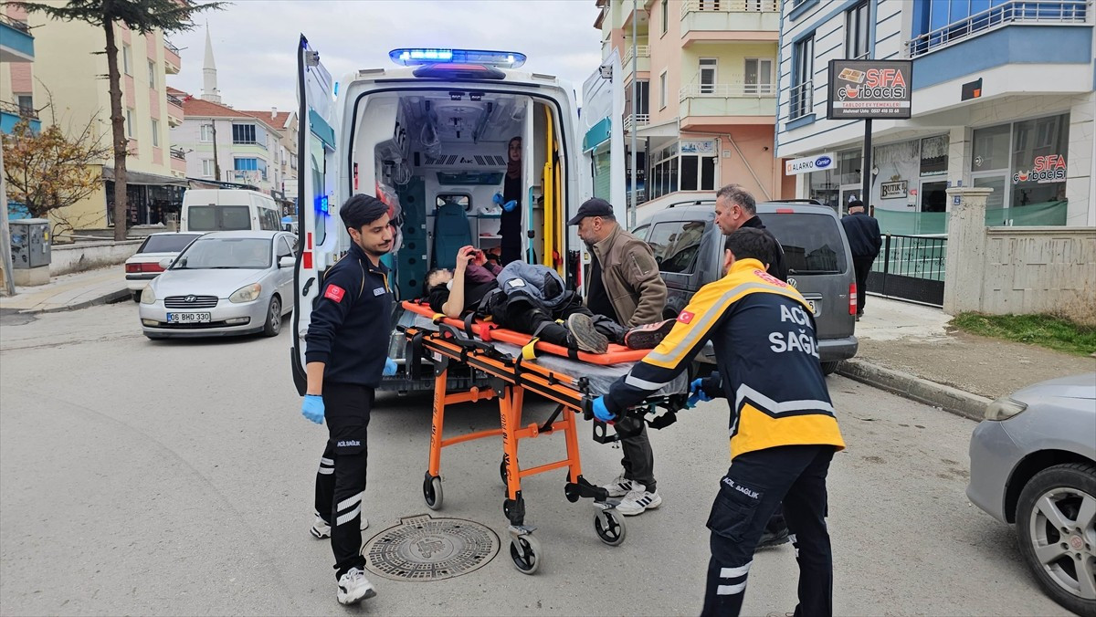 Çorum'da tartıştığı 16 yaşındaki arkadaşı tarafından bıçakla yaralanan 18 yaşındaki kişi hastanede...