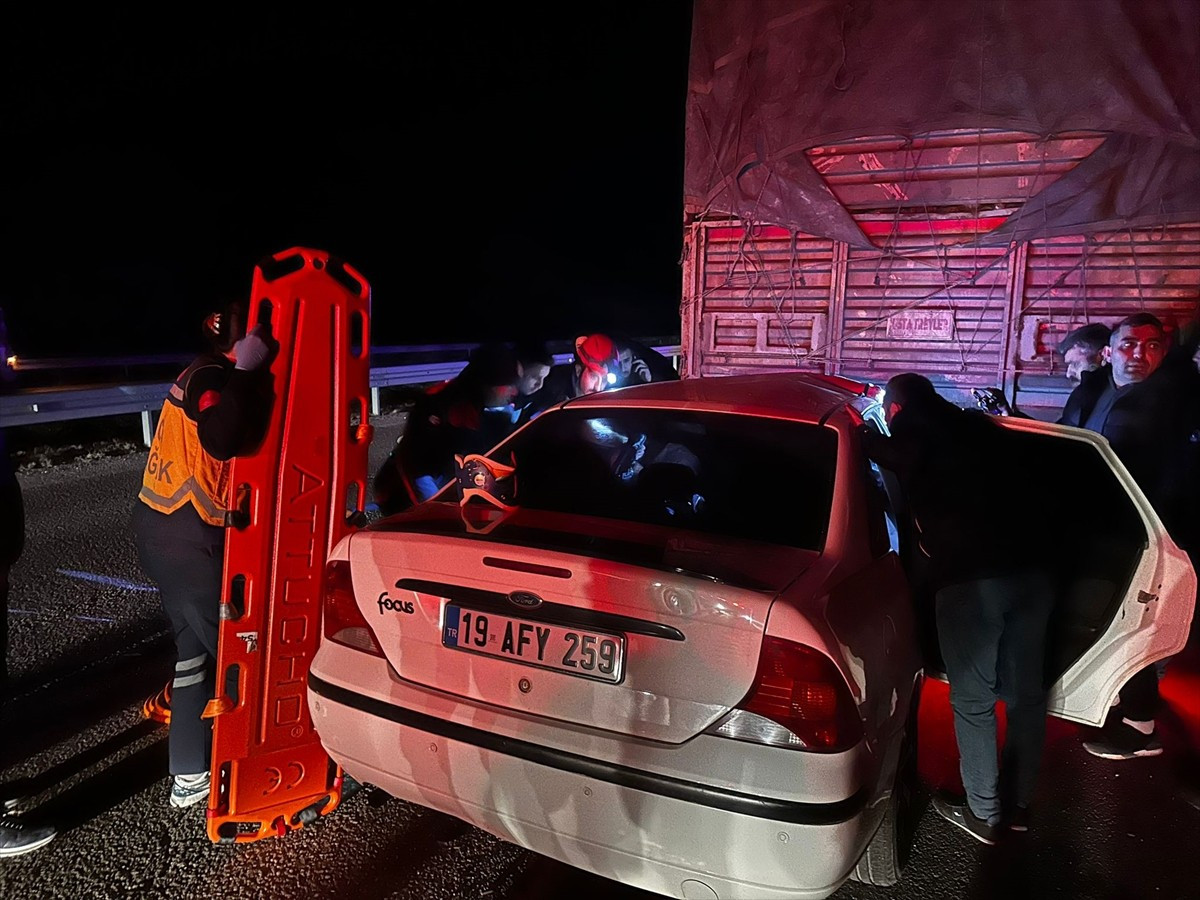 Çorum'da tırla çarpışan otomobilin sürücüsü hayatını kaydetti.