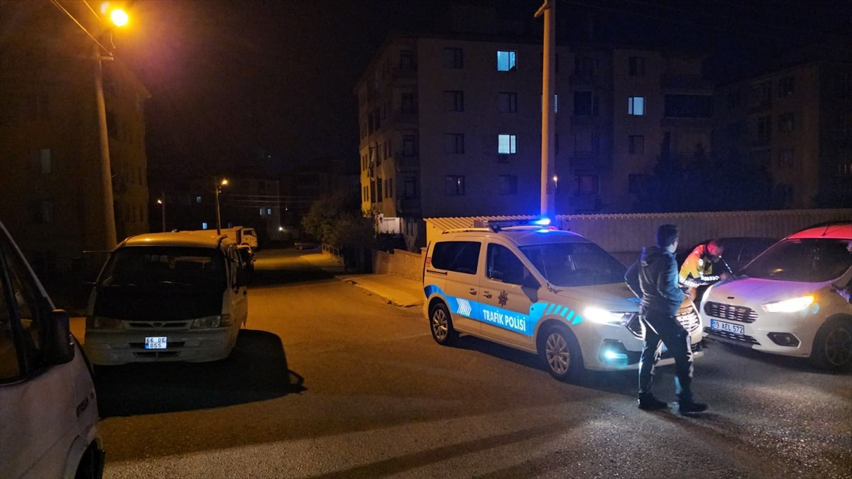 Çorum'da, uygulama noktasında "dur" ihtarına uymayan araç sürücüsünün çarptığı polis memuru...