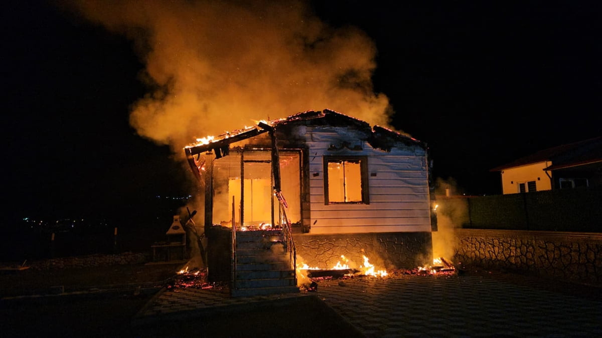 Çorum'da yangın çıkan bağ evi kullanılamaz hale geldi. Yangın, Çorum Belediyesi itfaiye...