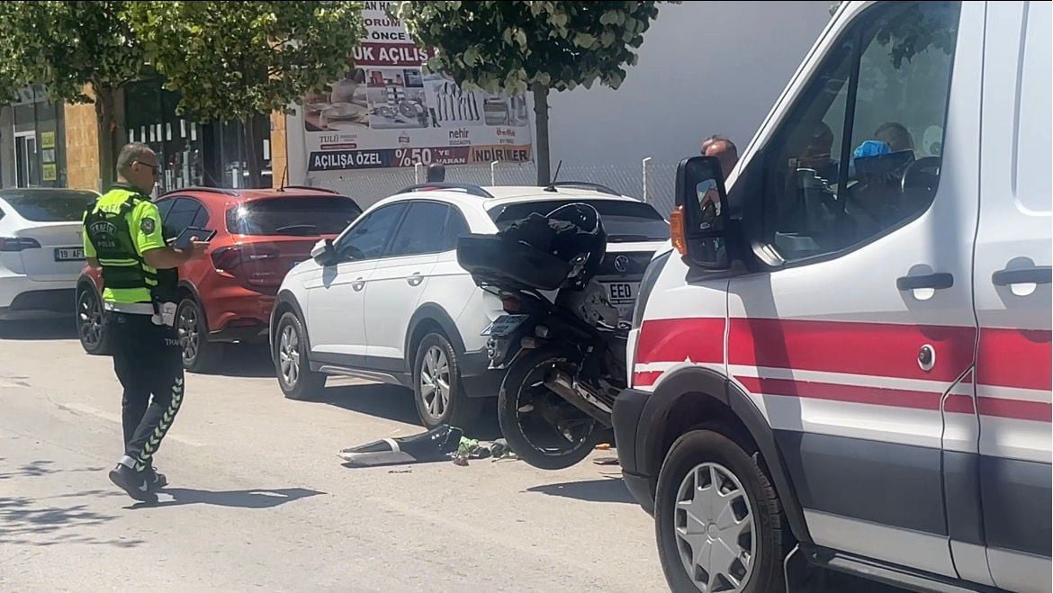 ÇORUM'DA YOLUN KARŞISINA GEÇMEK İSTERKEN MOTOSİKLETİN ÇARPTIĞI YAYA YARALANDI.