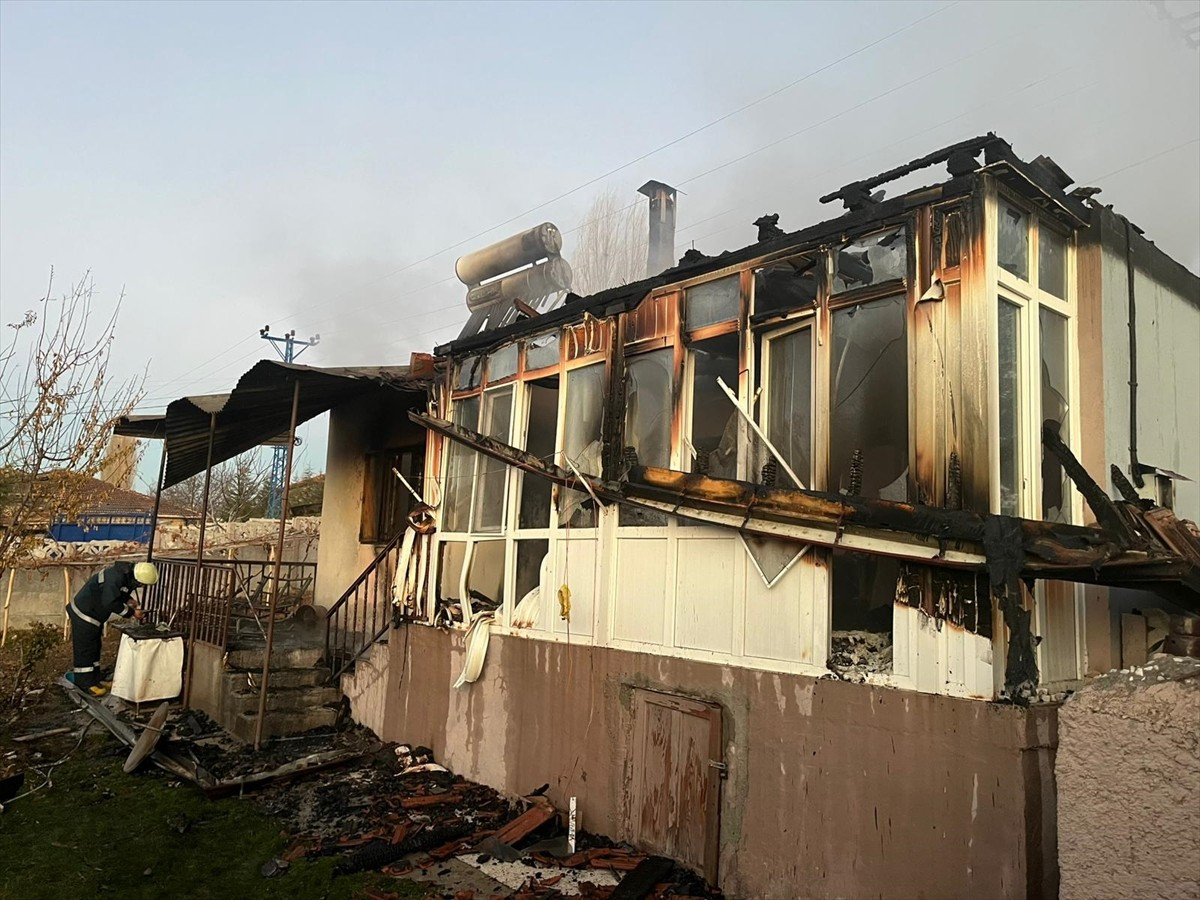 Çorum'un Alaca ilçesinde ahşap evde çıkan yangın söndürüldü, olayda 1 kişi yaralandı.