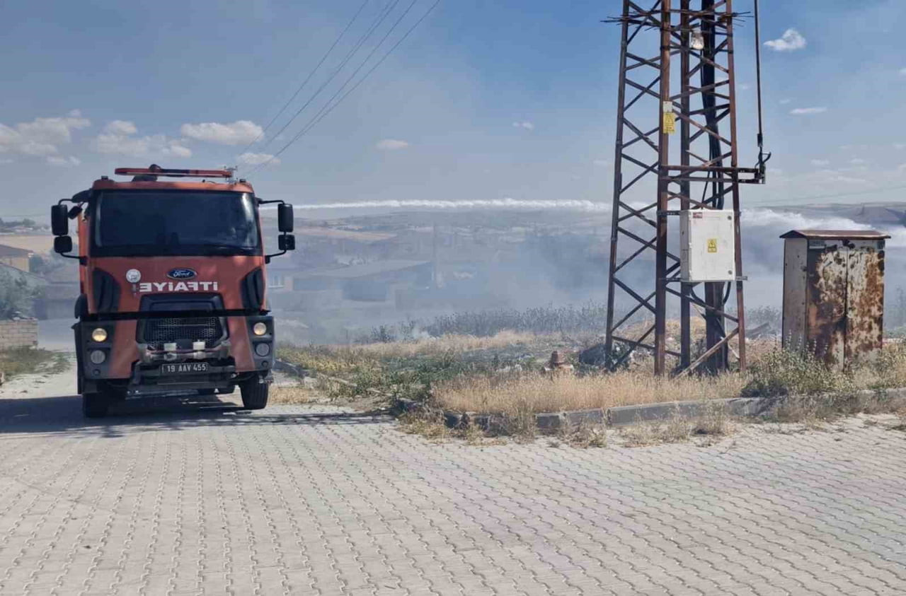 ÇORUM'UN ALACA İLÇESİNDE ARSADA ÇIKAN ÖRTÜ YANGINI, İTFAİYE EKİPLERİ TARAFINDAN BÜYÜMEDEN...