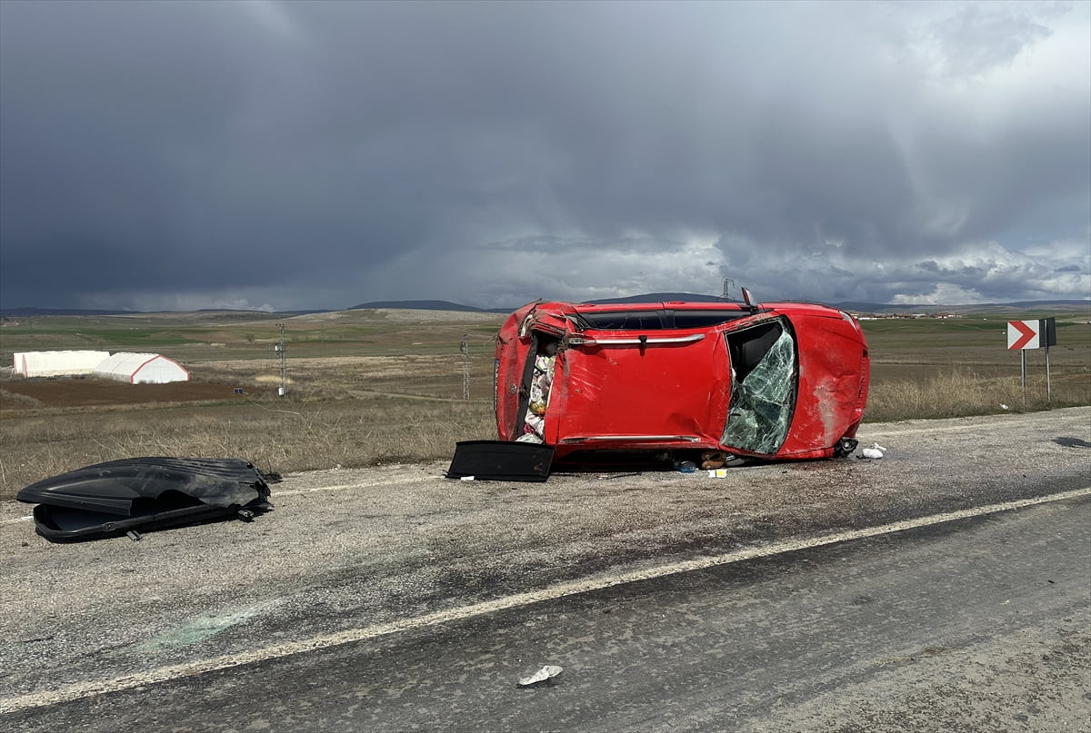 Çorum'un Alaca ilçesinde devrilen otomobildeki 3 kişi yaralandı.