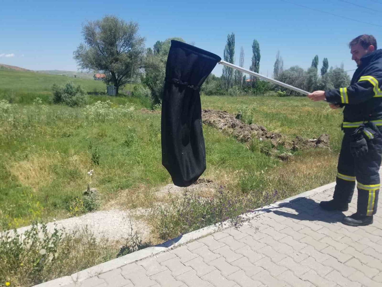 ÇORUM'UN ALACA İLÇESİNDE EVE GİREN YILAN EKİPLER TARAFINDAN YAKALANARAK DOĞAYA BIRAKILDI
