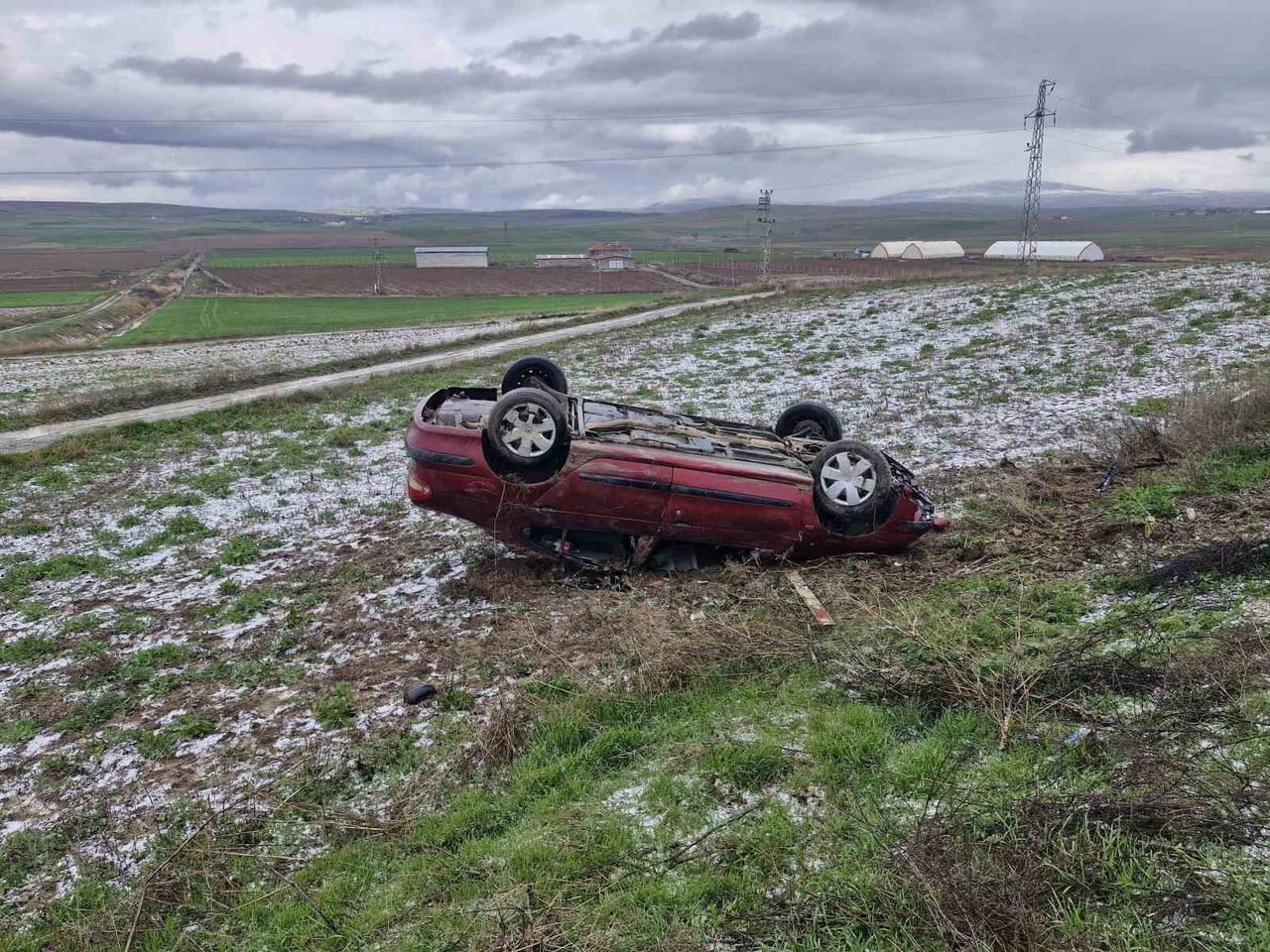 ÇORUM'UN ALACA İLÇESİNDE GİZLİ BUZLANMA SEBEBİYLE ŞARAMPOLDE TERS DÖNEN OTOMOBİLDEKİ 3 KİŞİ...