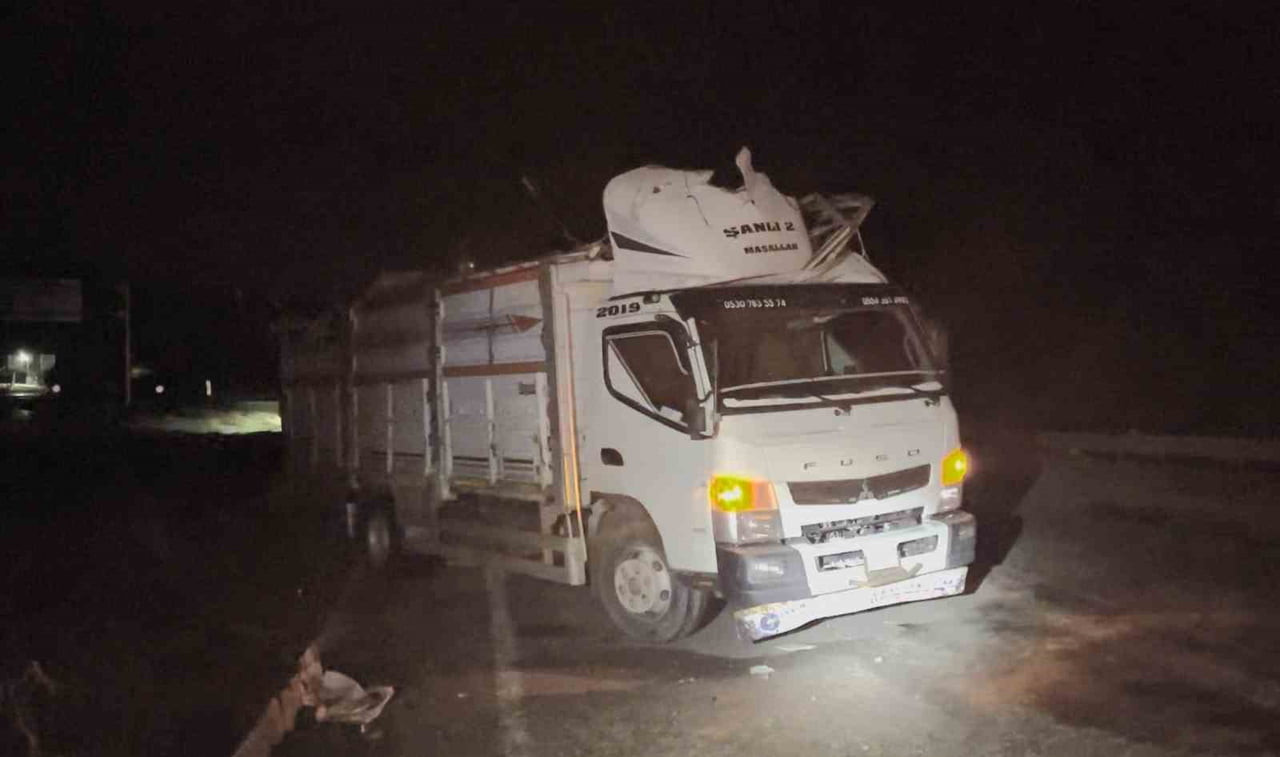 ÇORUM'UN ALACA İLÇESİNDE HAFİF TİCARİ ARACIN KAMYONA ÇARPMASI NETİCESİNDE MEYDANA GELEN KAZADA 3...