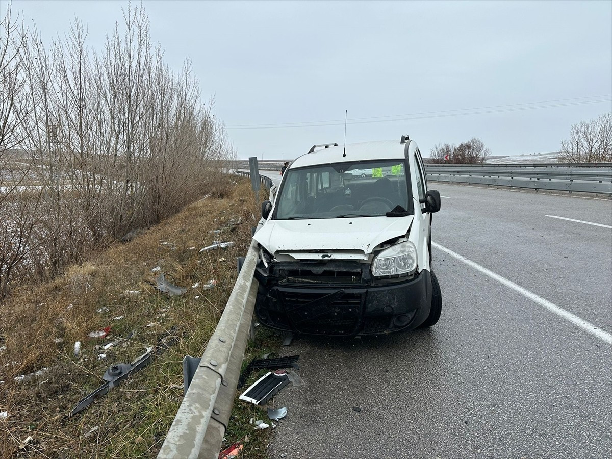 Çorum'un Alaca ilçesinde kaza yapan hafif ticari araca otomobilin çarpması sonucu 5 kişi...