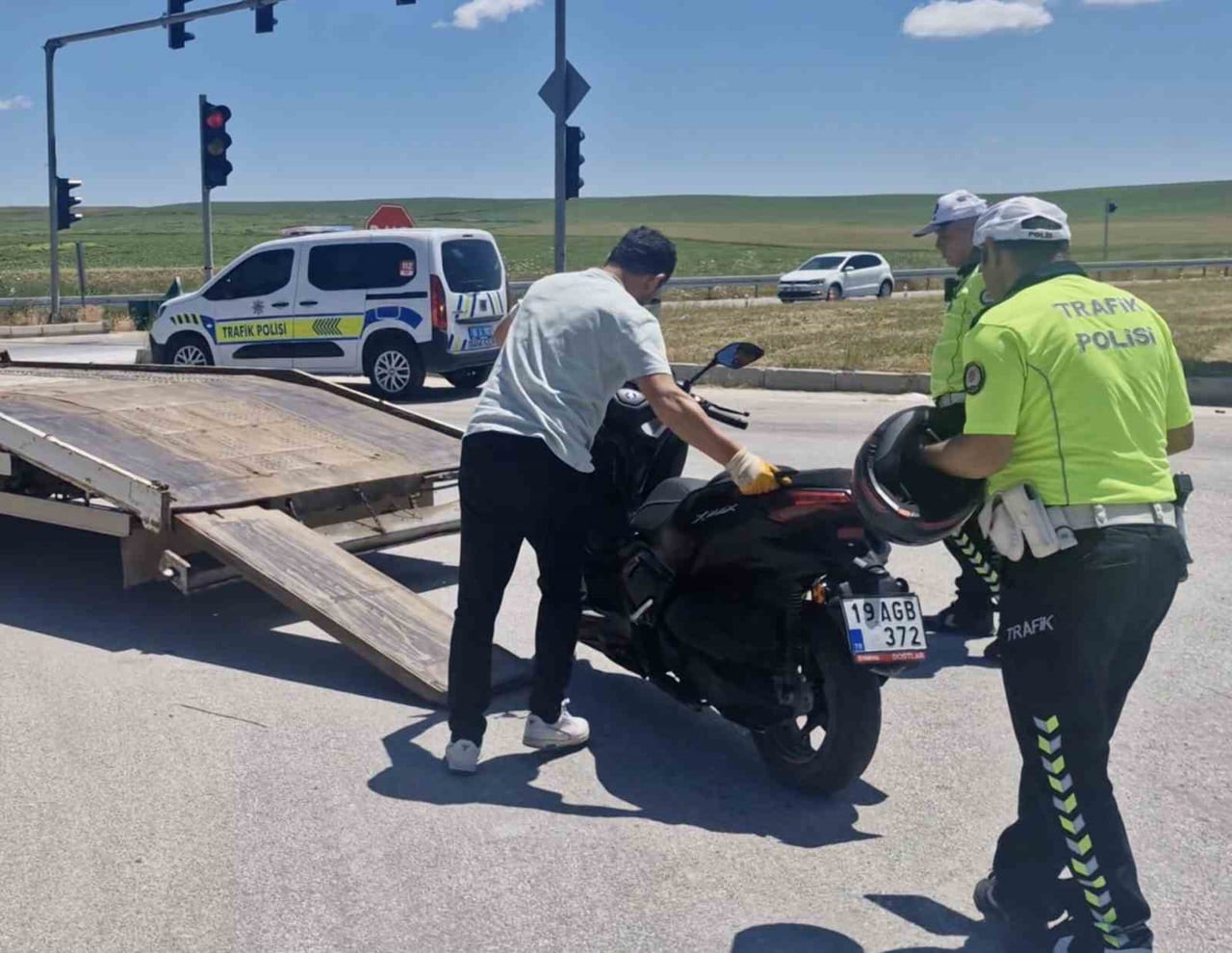 ÇORUM'UN ALACA İLÇESİNDE OTOMOBİL İLE ÇARPIŞAN MOTOSİKLETİN SÜRÜCÜSÜ YARALANDI.