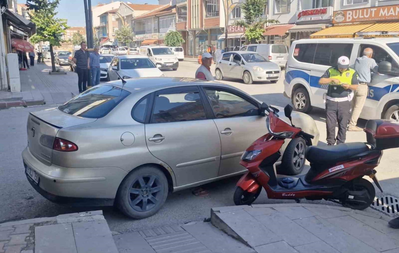 ÇORUM'UN ALACA İLÇESİNDE OTOMOBİL İLE ÇARPIŞAN MOTOSİKLETTEKİ İKİ KİŞİ YARALANDI.