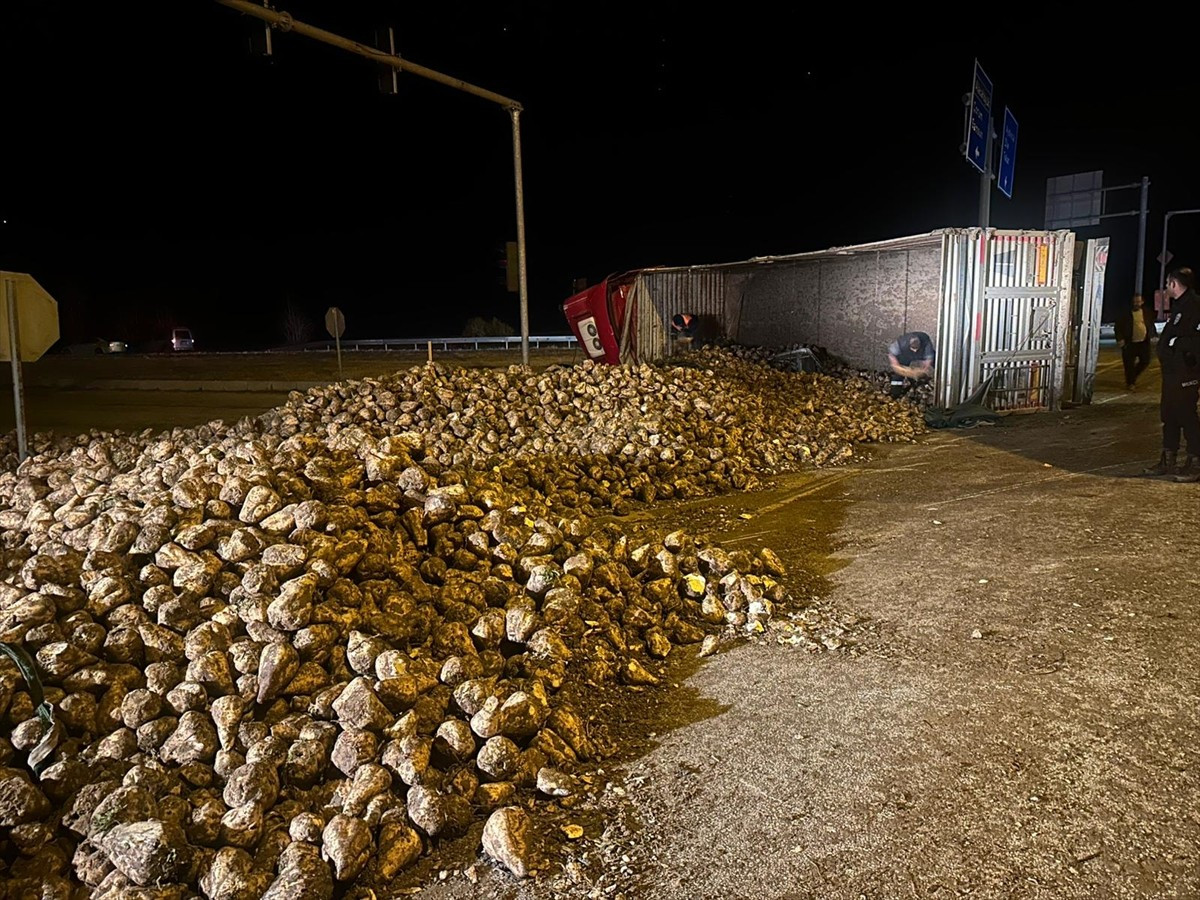 Çorum'un Alaca ilçesinde otomobil ile pancar yüklü tırın çarpışması sonucu 3 kişi...