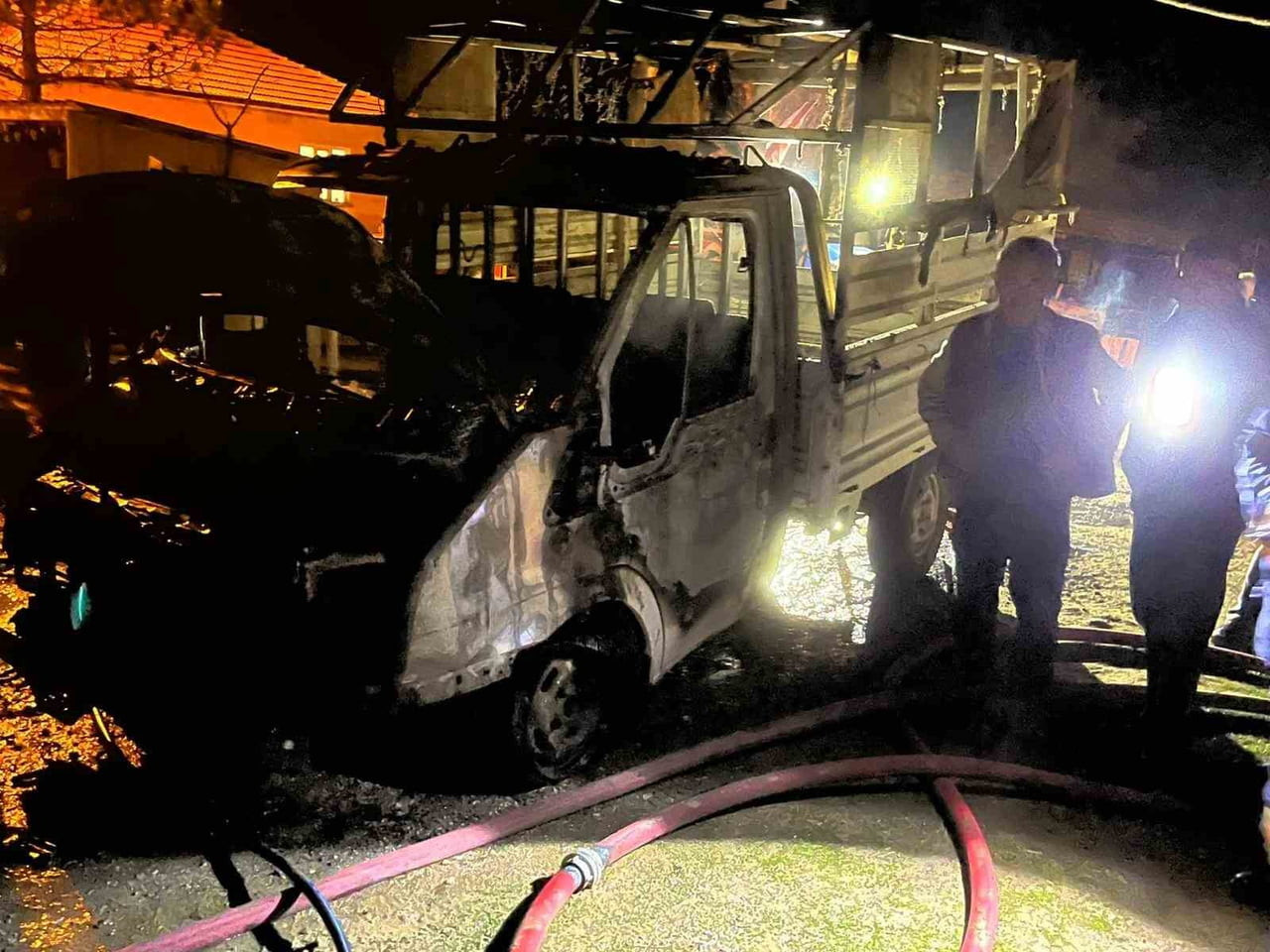 ÇORUM'UN ALACA İLÇESİNDE PARK HALİNDEKİ KAMYONETTE ÇIKAN YANGIN, EV VE GARAJA SIÇRADI. İTFAİYENİN...