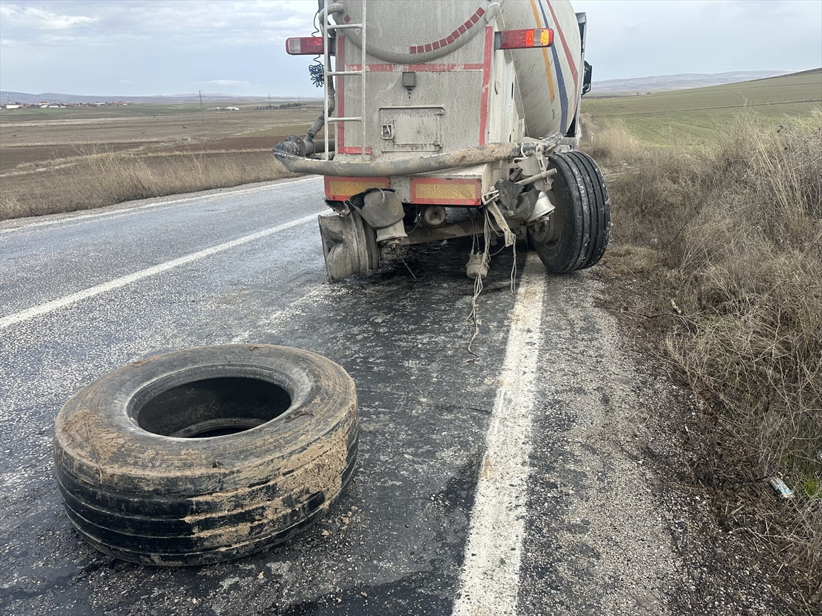 Çorum'un Alaca ilçesinde tır ile cipin çarpışması sonucu 4 kişi yaralandı.