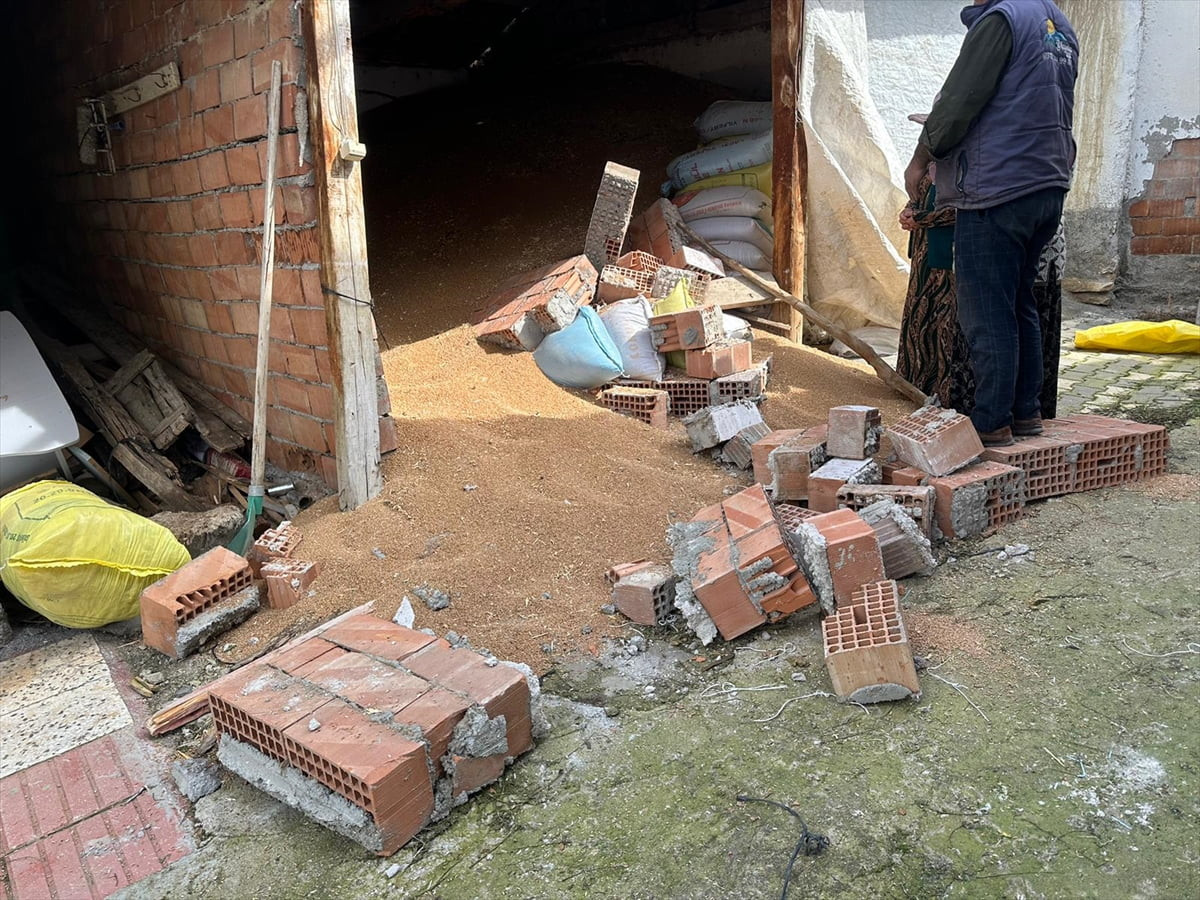 Çorum'un Alaca ilçesinde yıkılan duvarın altında kalan 2 kişi yaralandı.