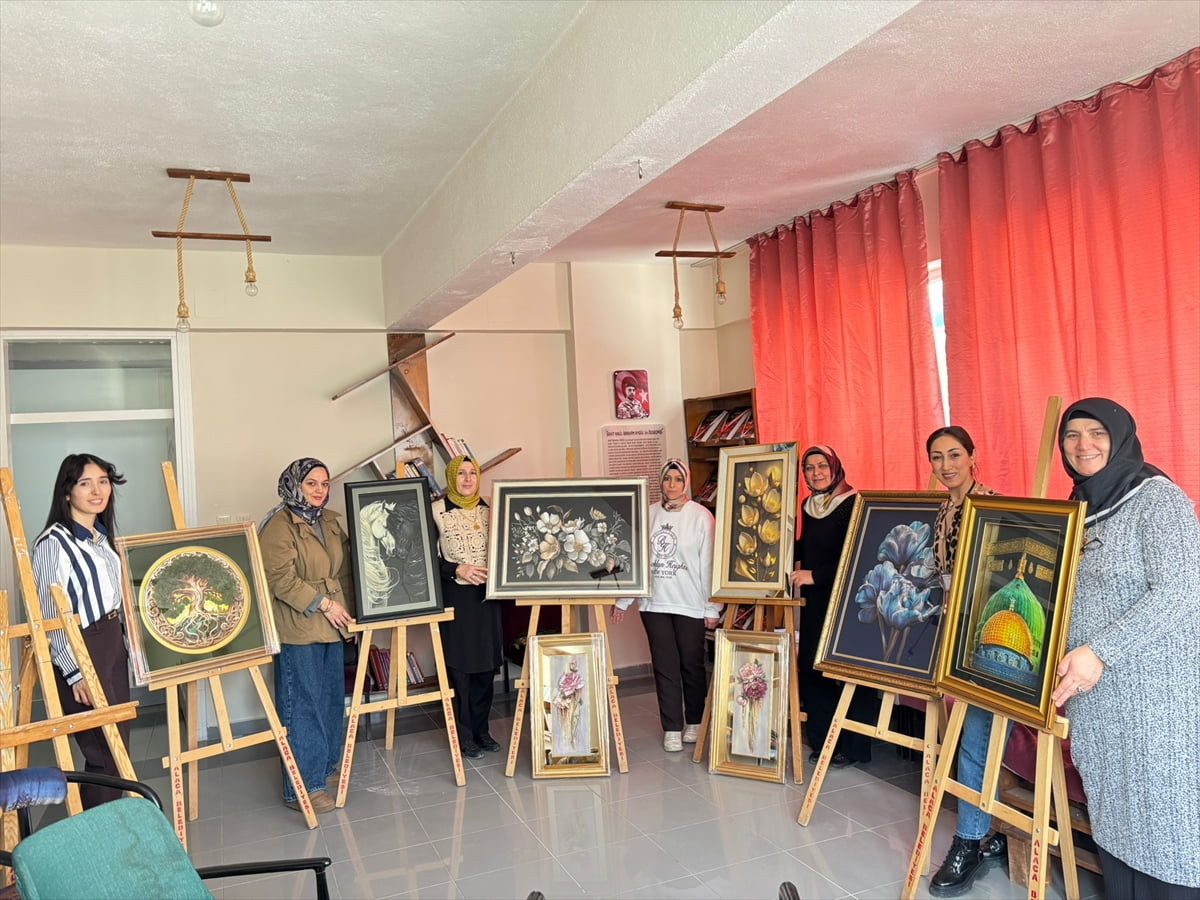 Çorum'un Alaca ilçesindeki Halk Eğitimi Merkezinde devam eden kağıt rölyef kursu, kadınların hem...