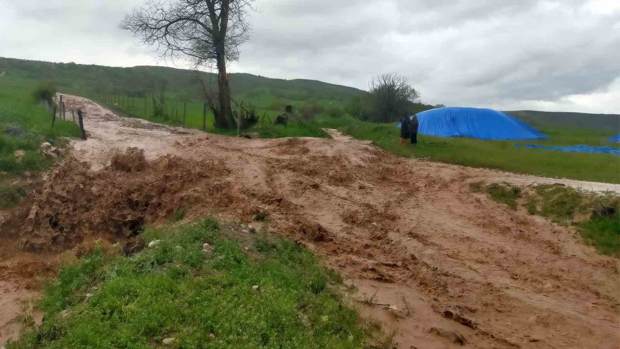 ÇORUM'UN ALACA İLÇESİNE BAĞLI KÖYLERDE ETKİLİ OLAN SAĞANAK YAĞIŞ SELE NEDEN OLDU