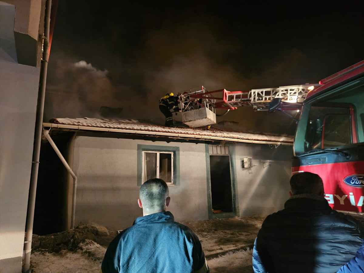 Çorum'un Bayat ilçesinde bir evde çıkan yangında 1 kişi ağır yaralandı. İtfaiye ekiplerince...