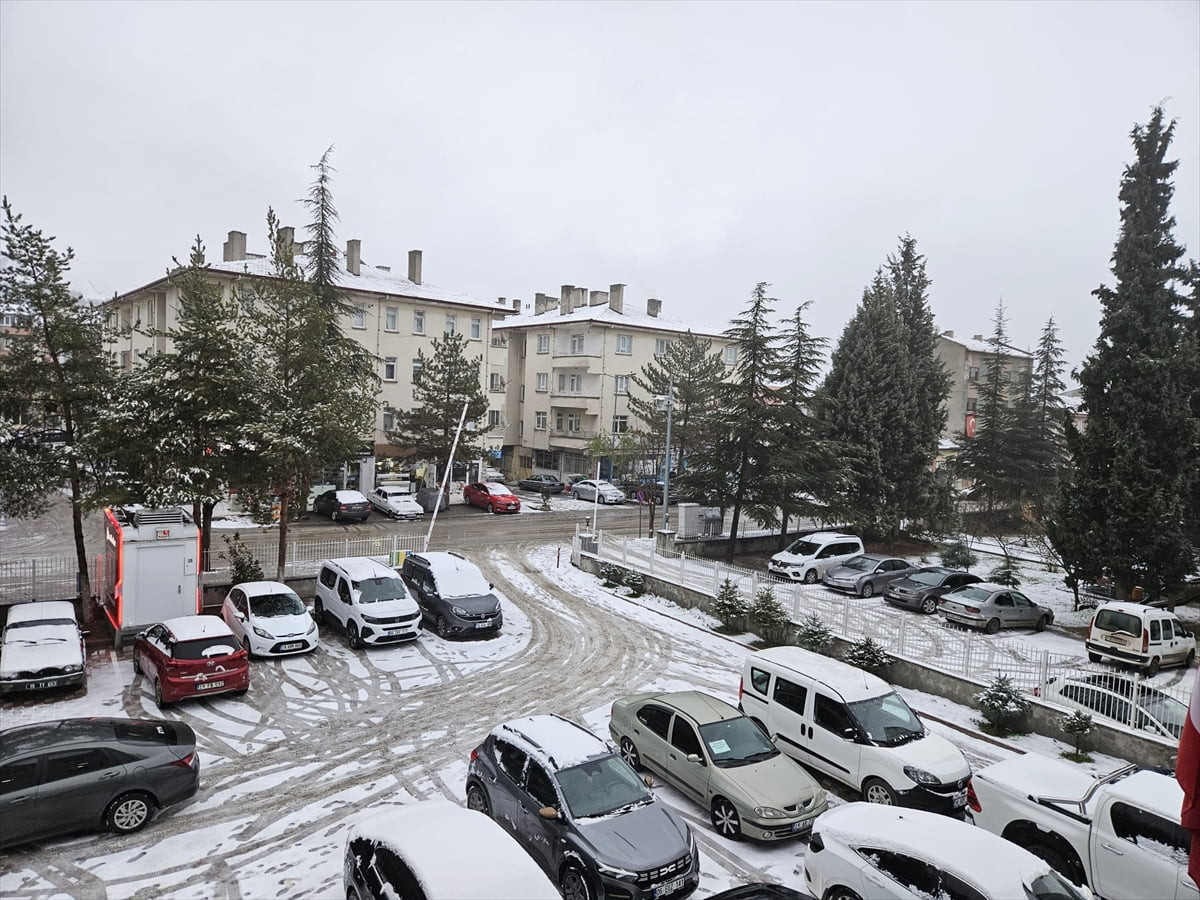 Çorum'un Bayat ilçesinde kar yağışı etkili oldu.