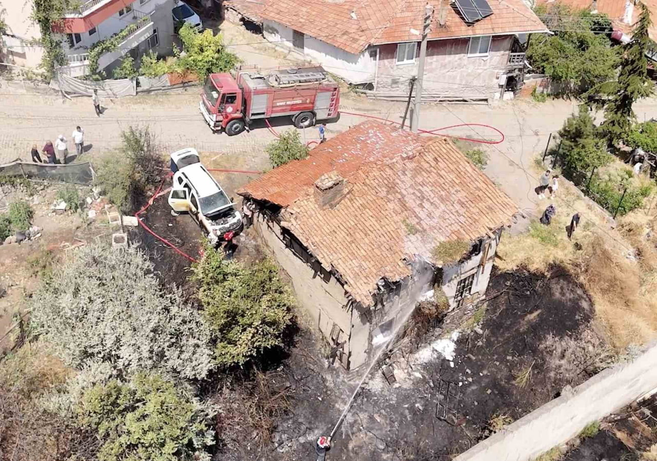 ÇORUM'UN BAYAT İLÇESİNDE OTLUK ALANDA ÇIKAN YANGININ SIÇRADIĞI İKİ KATLI AHŞAP EV VE PARK...