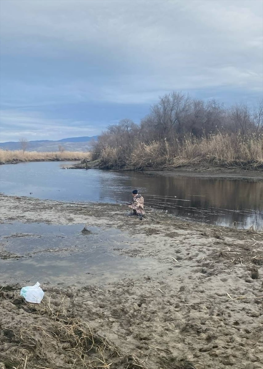 Çorum'un Dodurga ilçesinde avlanırken Kızılırmak Nehri kenarındaki bataklığa saplanan kişi...