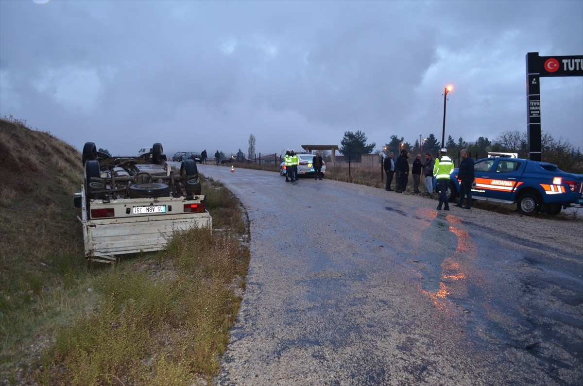 Çorum'un Dodurga ilçesinde karşı yönden gelen otomobile çarpmamak için manevra yaparken devrilen...