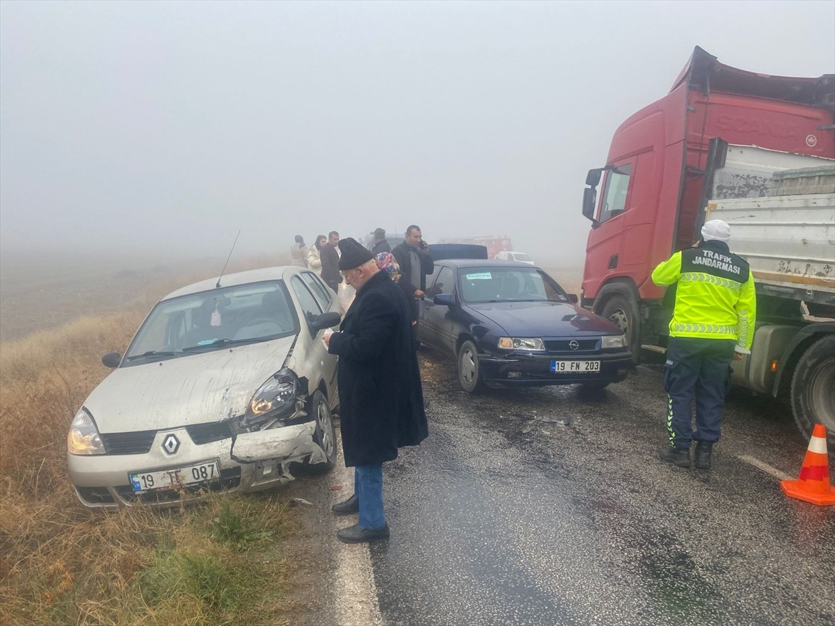 Çorum'un İskilip ilçesinde 5 otomobilin karıştığı zincirleme trafik kazasında 6 kişi yaralandı....