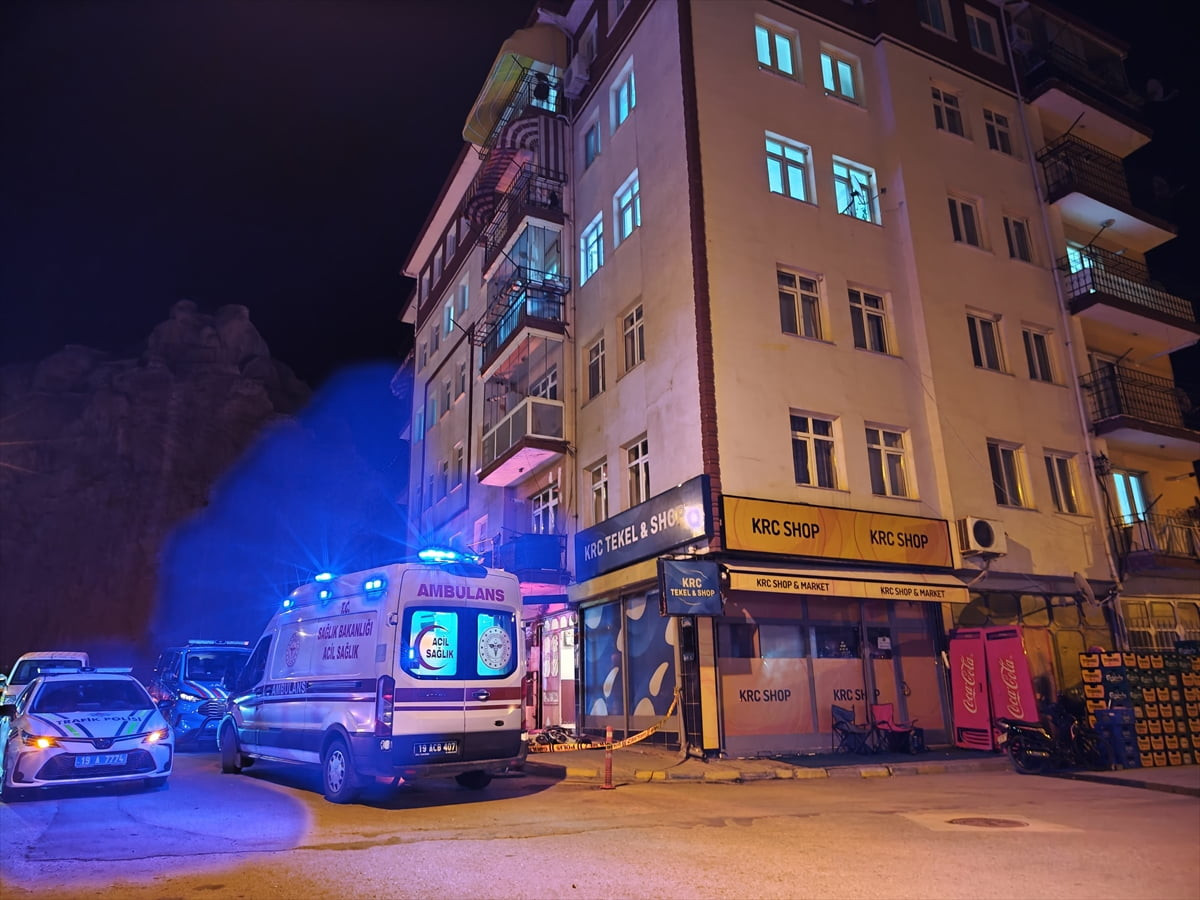 Çorum'un İskilip ilçesinde binanın üçüncü katındaki dairenin penceresinden düşen kişi hayatını...