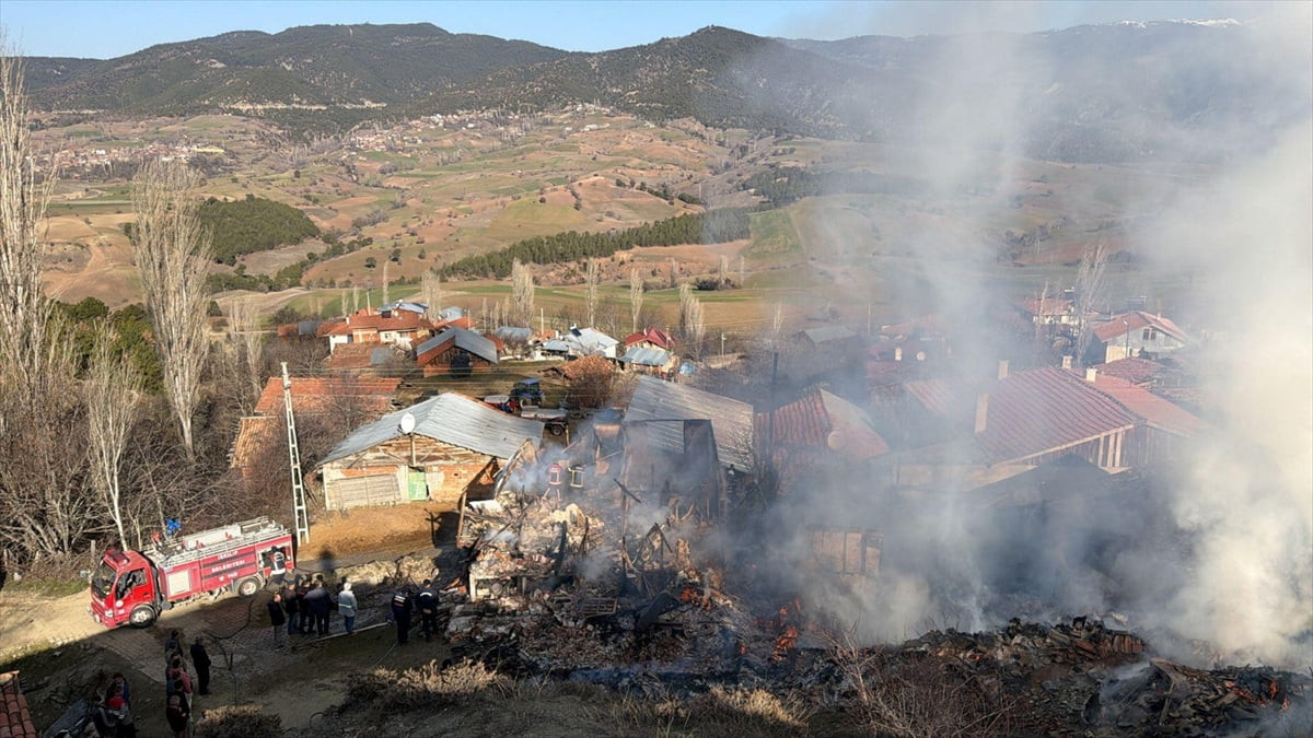 Çorum'un İskilip ilçesinde çıkan yangında 2 ev ve ambar ile traktör kullanılamaz hale geldi.