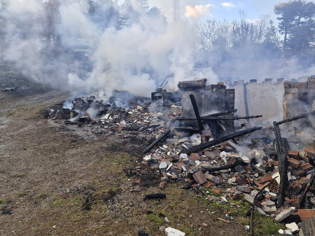 Çorum'un İskilip ilçesinde çıkan yangında ev, samanlık ve traktör yanarak kullanılamaz hale...