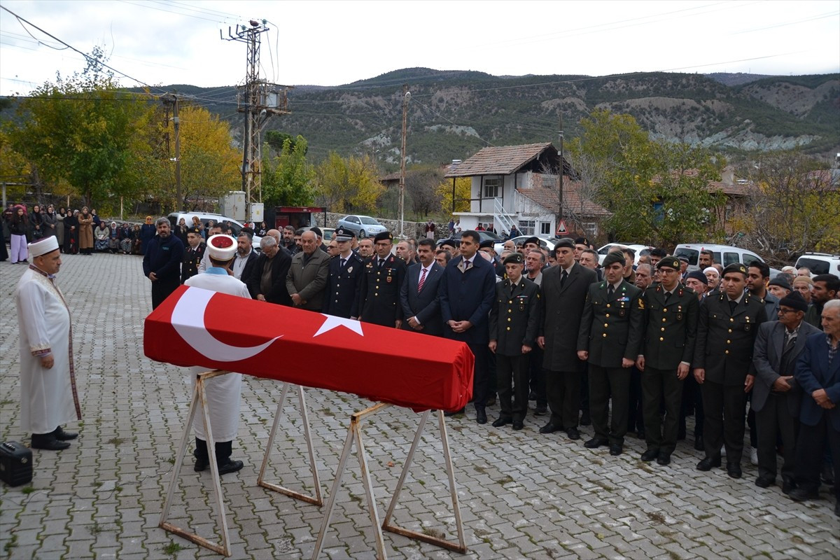 Çorum'un Kargı ilçesinde 96 yaşında hayatını kaybeden Kore gazisi Mehmet Doğan'ın cenazesi toprağa...