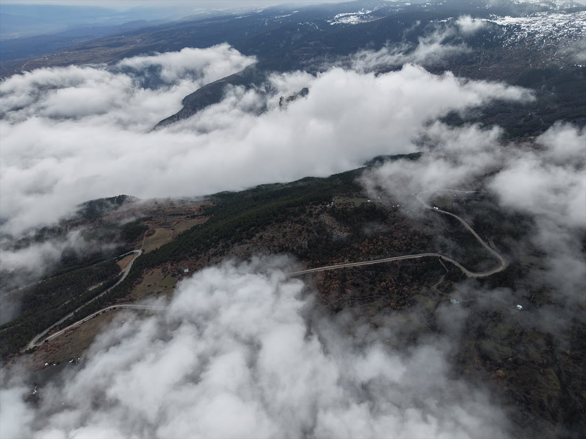 Çorum'un Kargı ilçesinde sis etkili oldu. Sisle kaplanan ilçe merkezi, dronla görüntülendi.