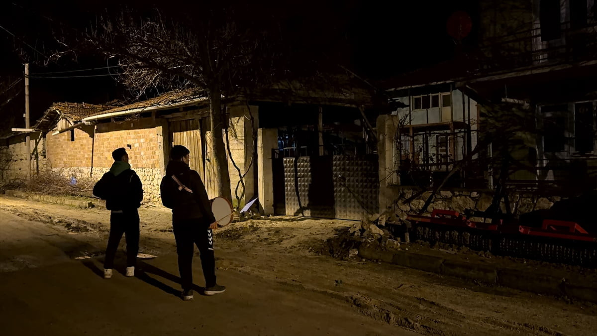 Çorum'un Laçin ilçesinde ramazan davulcusu yerine gençler, mahalle sakinlerini isimleriyle...