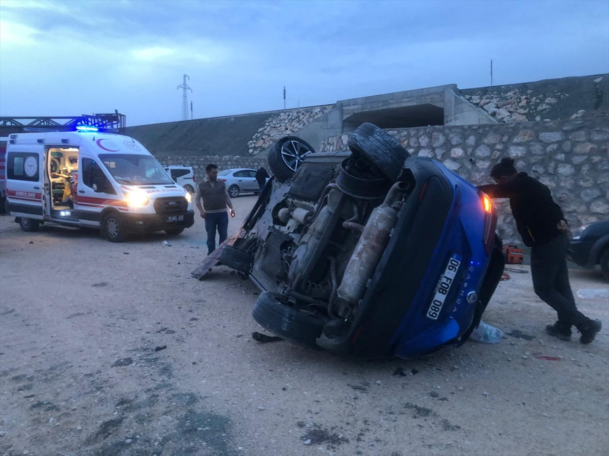 Çorum'un Mecitözü ilçesinde cipin devrildiği kazada 3 kişi yaralandı. 
