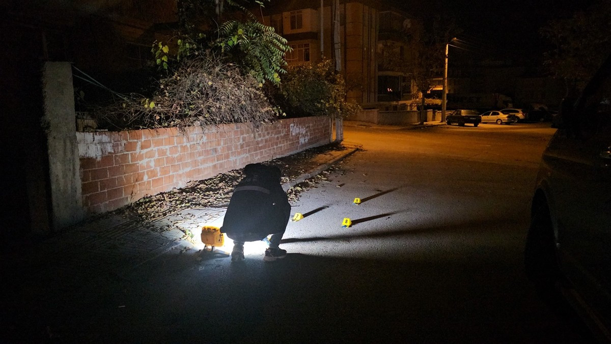 Çorum'un merkez Gülabibey Mahallesi'nde ateş edildiği ihbarı üzerine bölgeye polis ekipleri sevk...