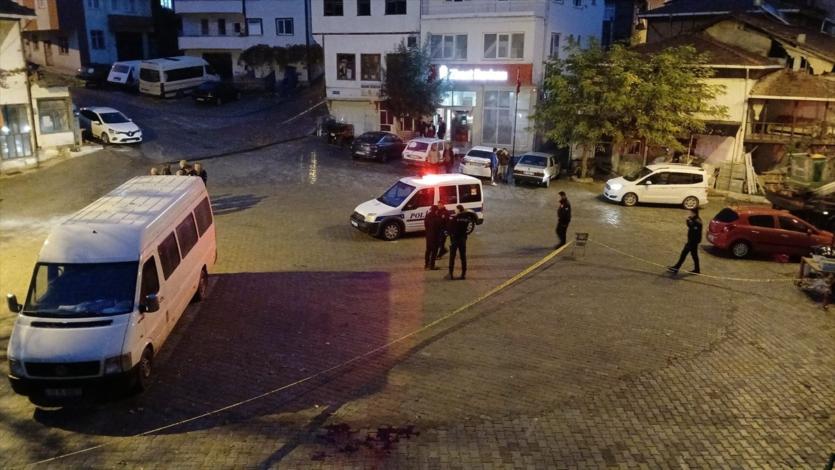 Çorum'un Oğuzlar ilçesinde çıkan kavgada bıçaklanan baba ve oğlu, hayatını kaybetti.