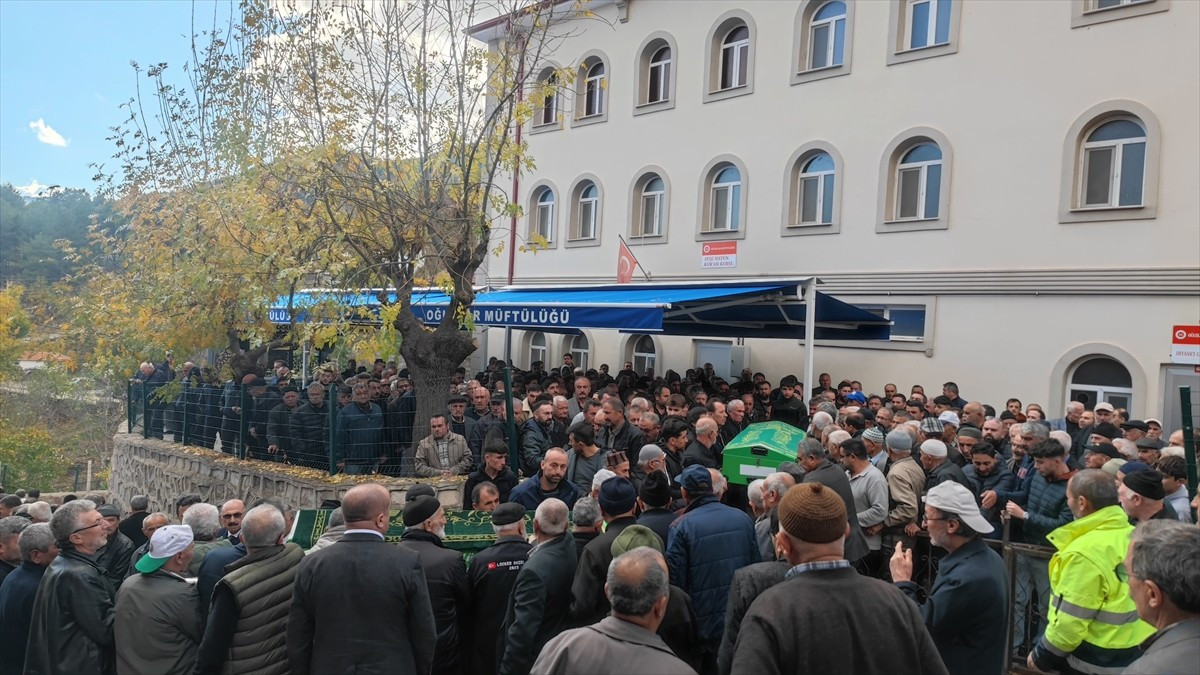Çorum'un Oğuzlar ilçesinde dün çıkan kavgada bıçaklanarak öldürülen baba ile oğlunun cenazeleri...