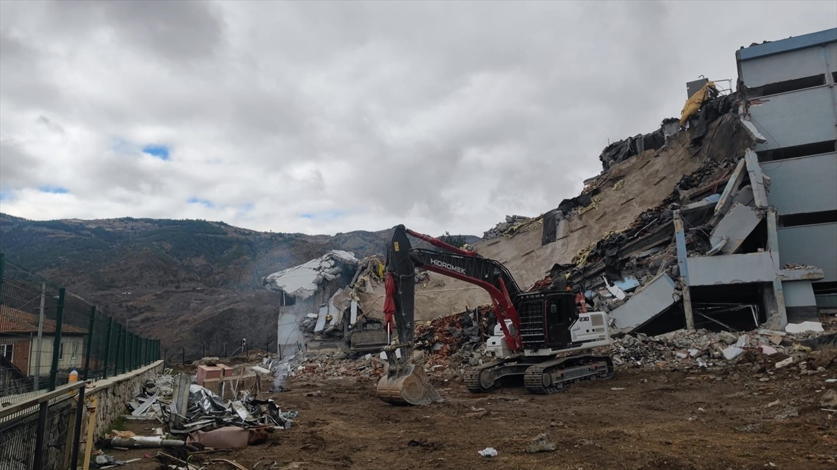 Çorum'un Oğuzlar ilçesinde, iş makinesinin çöken binanın altında kalmaktan son anda kurtulması...