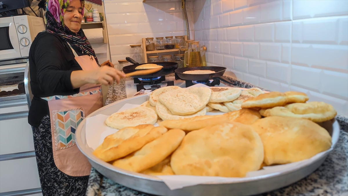 Çorum'un Oğuzlar ilçesinde üç ayların gelişini simgeleyen "ilk namaz çöreği" geleneği yaklaşık 3...