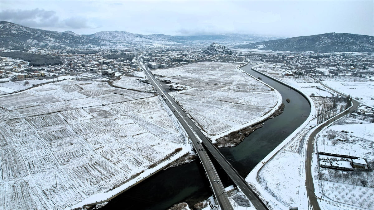 Çorum'un Osmancık ilçesinde etkili olan kar yağışı nedeniyle Kandiber Kalesi, tarihi Koyunbaba...
