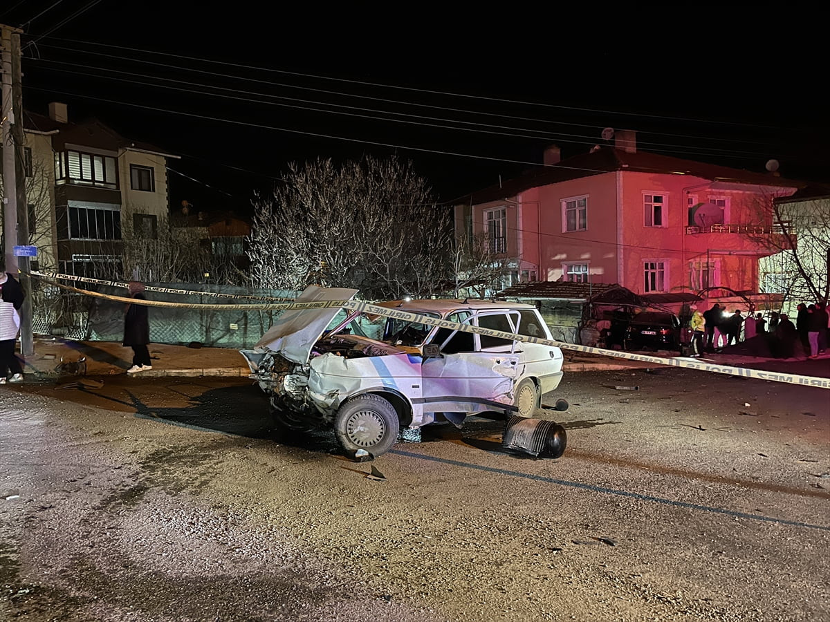 Çorum'un Osmancık ilçesinde iki otomobilin çarpışması sonucu 2 kişi yaralandı. 