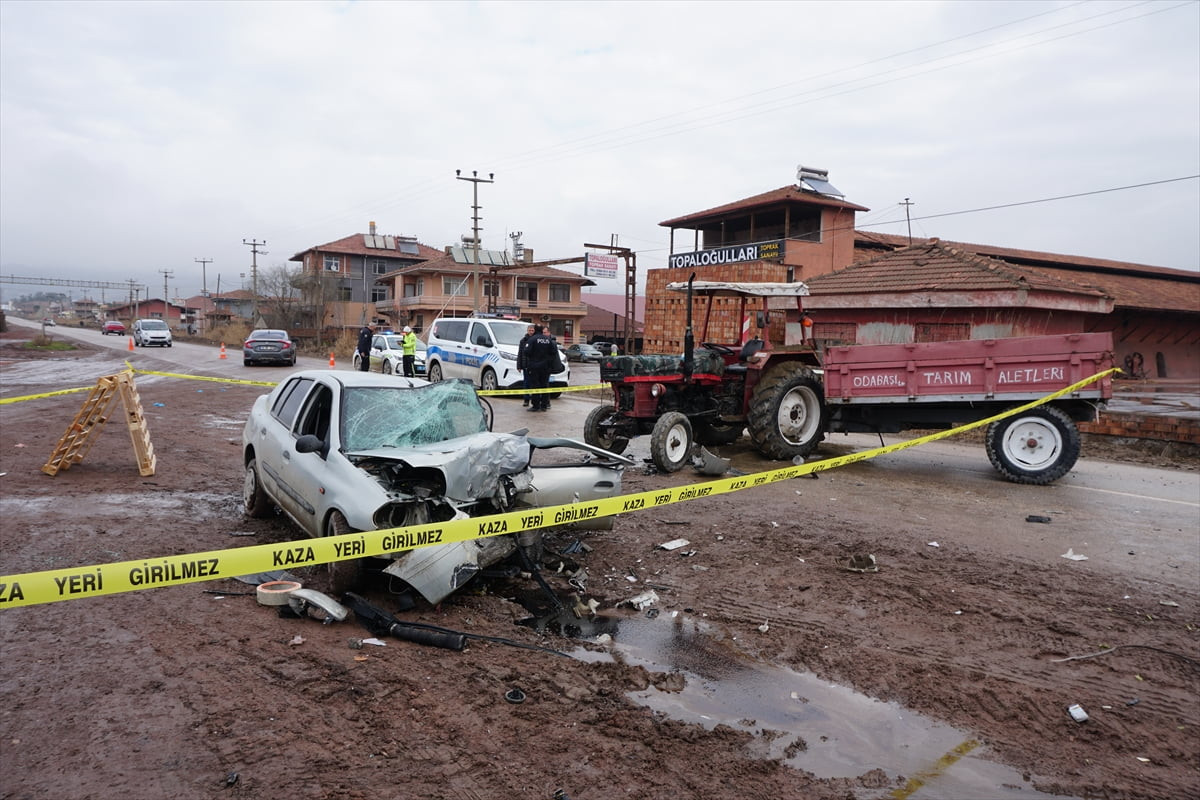 Çorum'un Osmancık ilçesinde otomobille traktörün çarpışması sonucu bir kişi yaşamını yitirdi, iki...