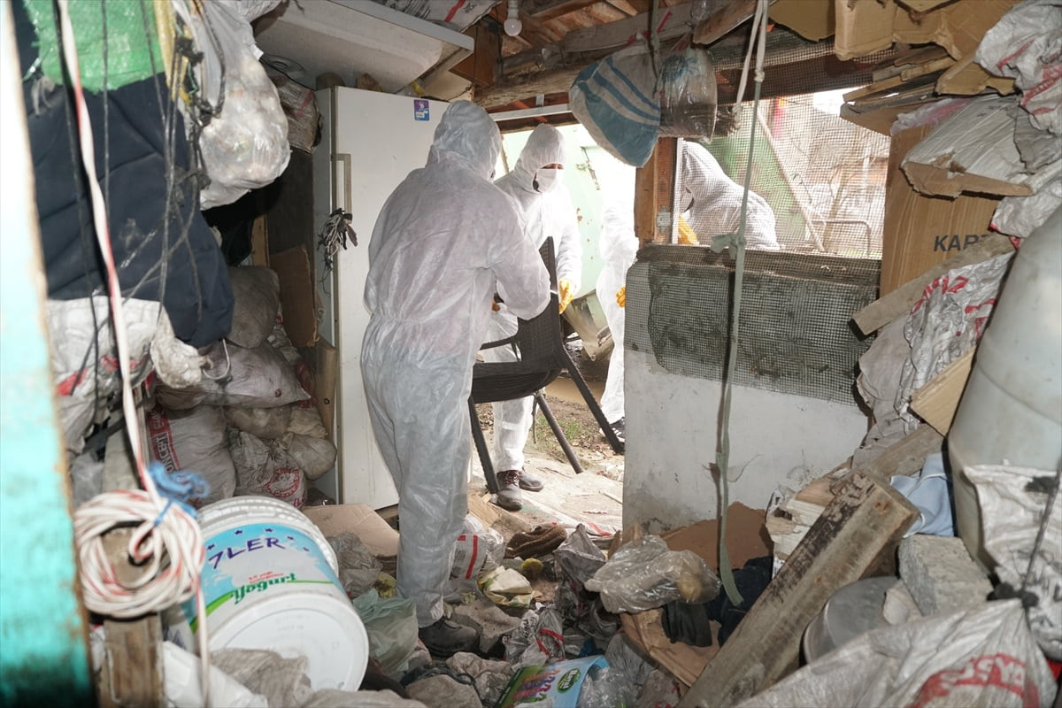 Çorum'un Osmancık ilçesindeki müstakil evden 4 kamyon çöp tahliye edildi.