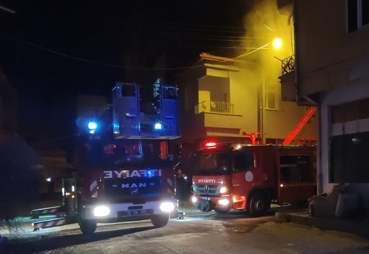 Çorum'un Sungurlu ilçesinde çıkan yangında dumandan etkilenen 6'sı çocuk 10 kişi tedavi altına...
