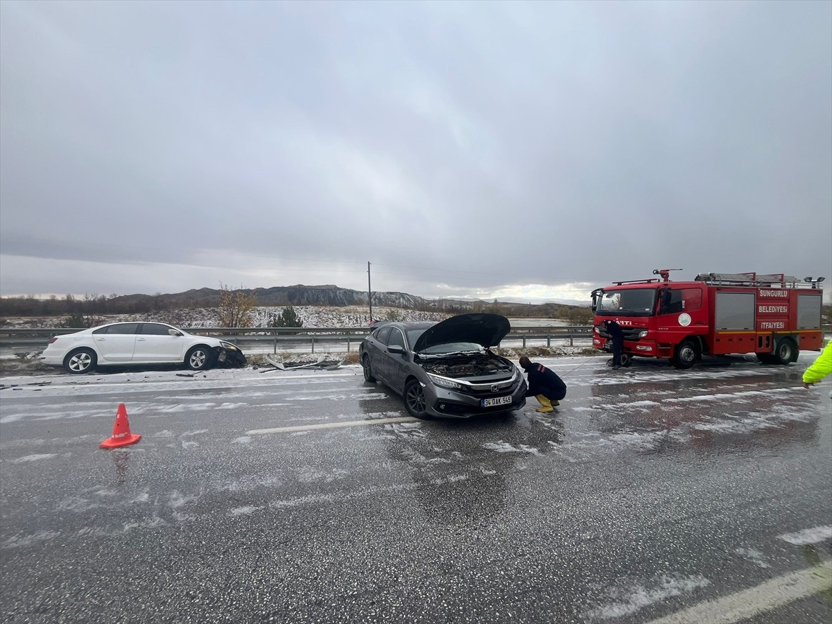 Çorum'un Sungurlu ilçesinde dolu yağışının neden olduğu kazalarda 10 kişi yaralandı.