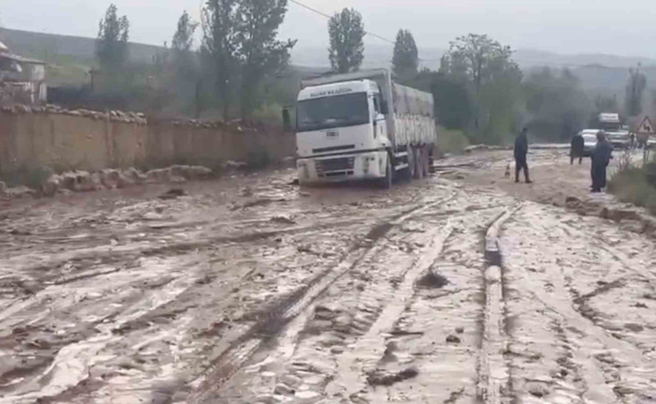 ÇORUM'UN SUNGURLU İLÇESİNDE ETKİLİ OLAN SAĞANAK YAĞIŞ SEBEBİYLE TAŞAN DERE SEBEBİYLE...