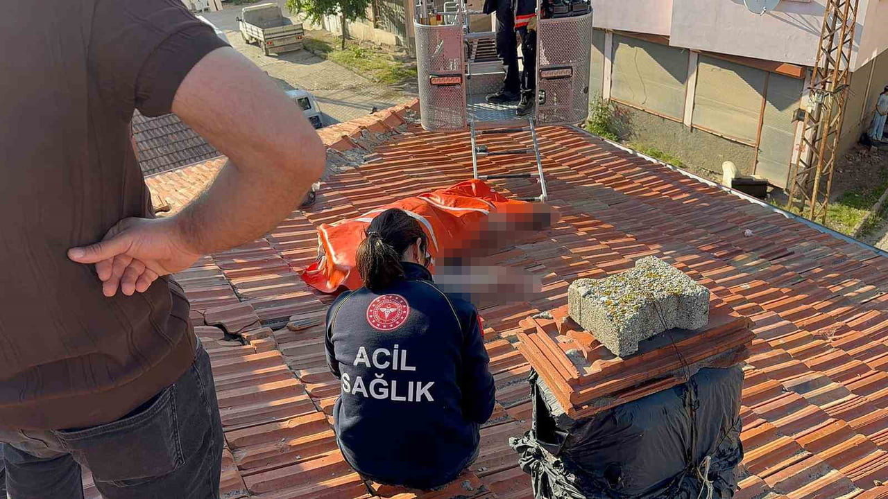 ÇORUM'UN SUNGURLU İLÇESİNDE GÜNEŞ ENERJİSİ PANELİNİ TAMİR ETMEK İÇİN ÇIKTIĞI ÇATIDA DÜŞEREK...