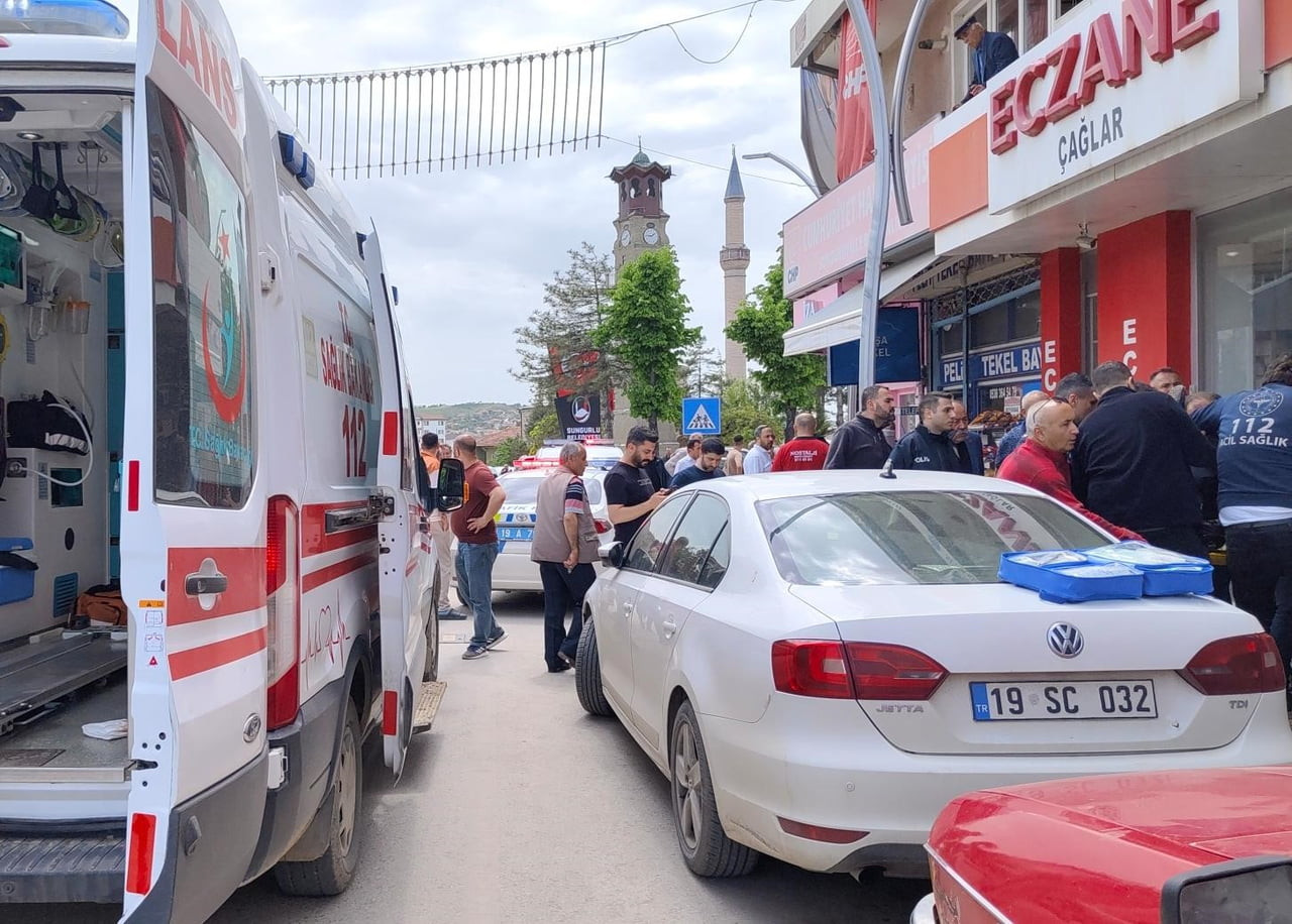 ÇORUM'UN SUNGURLU İLÇESİNDE HUSUMETLİSİ TARAFINDAN BIÇAKLANAN VATANDAŞ YARALANDI.