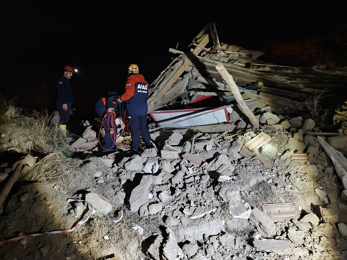 Çorum'un Sungurlu ilçesinde iki katlı metruk bina çöktü. Bölgeye, AFAD ekipleri sevk edildi.